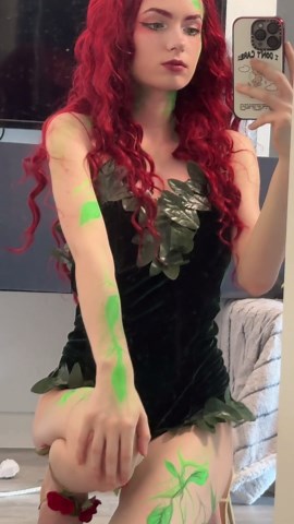 A Poison Ivy cosplay
