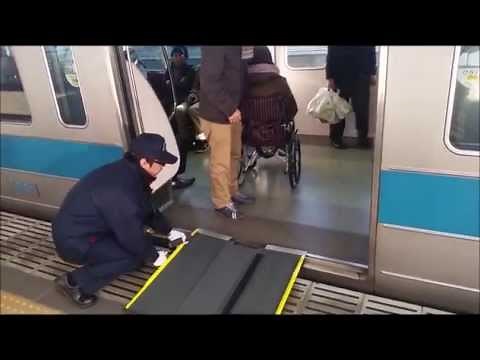 車いすでの電車への乗降の介助