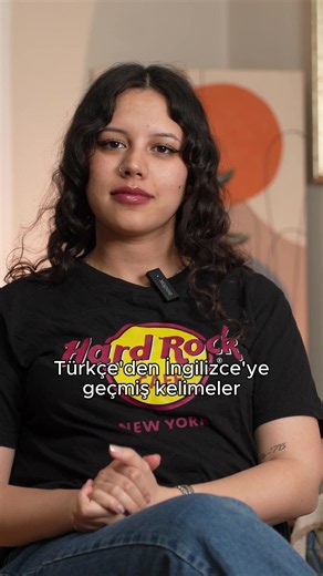 İngilizce konuşurken aslında Türkçe kullanıyorsun ve haberin yok 😄 Bu kelimelerin kökeni Türkçe! → turquoise = Türkiye üzerinden Avrupa’ya ulaştığı için “Türk taşı” anlamına geliyor → kiosk = Osmanlı’daki köşkten geliyor → caviar = havyar kelimesinden türemiş → tulip = lale kelimesinden geliyor, hikayesi için yorumu sabitle 📌 Daha fazla İngilizce içerik için takipte kal 🦉 #ingilizce #languagelearning #ingilizceöğren #languagelearning #diclenglish