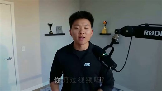 还在对着时间轴一刀刀切？50 秒 raw 素材扔给 AI，直接吐出 27 秒成片，带动态字幕 + 特效！不用 PR，不用写代码，普通人也能搭建“视频流水线”。这不是魔法，这是把剪辑外包给 AI 代理。👇1️⃣ 搭建环境下载 Claude 桌面端，新建一个空文件夹作为工作区。2️⃣ 注入能力把 video-use 和 Hyperframes 两个 GitHub 仓库链接扔给 Claude，指令：“帮我把这两个仓库的能力装进项目里”。它会自动读文档、拉文件、配环境。3️⃣ 配置钥匙去 ElevenLabs 拿 API Key（转录更准），在项目文件夹建 .env 文件把 Key 放进去。别直接发对话框，不安全。4️⃣ 开始干活扔进 raw 视频，指令：“剪掉废话停顿，加上动态字幕和液态卡片”。AI 会列出剪辑计划（精确到毫秒），确认后自动渲染。5️⃣ 沉淀规范前 5 个视频是“训练数据”。让 Claude 把这 5 次的风格提炼成设计规范。以后再做同类视频，直接扔素材就出成品，不用每次废话。现在不用 AI 剪辑的人，和已经在用的人，差距正在肉眼可见地拉大。 别只把 AI 当工具，要把每次