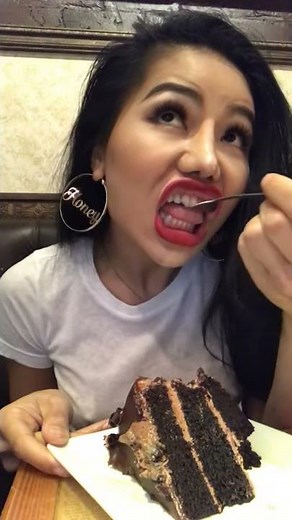 How to eat with out messing your lipstick by Martini