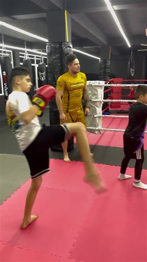 FitX-gym on Instagram: "🥊🔥 Kickboxing – Florești 🔥🥊 Cea mai mare sală. Cea mai puternică energie. 💣 Aici nu vii doar să te antrenezi — vii să te depășești 💪😤 👊 Antrenamente intense 🏟️ Spațiu mare, modern, complet echipat 🥋 Antrenori dedicați, focus pe progres 🛡️ Siguranță, disciplină și control Fiecare rundă te face mai puternic. Fiecare antrenament te duce mai aproape de cea mai bună versiune a ta 🔥🥇#floresti #kickboxingtraining #kickbox #kickboxing #kickboxig #kickboxing👊 #fitx #
