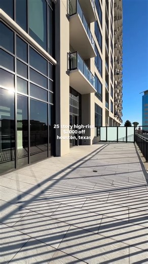 Apartment Hunters • Houston on Instagram: "📍This 25 story high-rise has units with yards! 🔥 You get up to $2000 off at this property! Super easy access to I-10, Sam Houston Tollway, and Memorial City Mall. Amenities include a resort-style pool, fitness center, EV charging stations 🚙, and sports simulator. 📲 Comment “Info” or DM for more property details!"