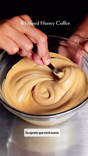 ✅Transforme um simples café em uma obra-prima deliciosa! ➤ Café com Mel Batido - uma receita que vai conquistar seu paladar. ☕️Café Cremoso com Mel Ingredientes (para 1 copo) • 1 colher de sopa de mel • 1 colher de sopa de café solúvel • 2 colheres de sopa de água quente • 200 ml de leite gelado • Gelo a gosto Modo de preparo 1. Prepare o creme: Em um recipiente, bata o mel até formar uma pastinha cremosa e dobrar de volume 2. Adicione o café solúvel e a água quente e bata novamente até a mistur