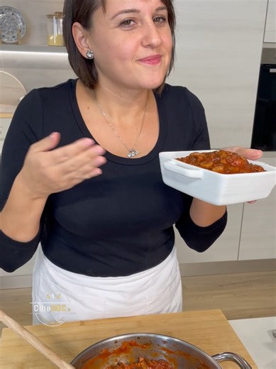 Questo sugo ai funghi è perfetto per un primo piatto da gustare con piacere 30 g di porcini secchi 250 g di cardoncelli 250 g di champignon 500 g di passata 1 carota 1 costa di sedano mezza cipolla 1 spicchio di aglio 100 ml di vino rosso sale, pepe, olio evo #ricetta #sugoaifunghi #funghi #pasta #ricettafacile