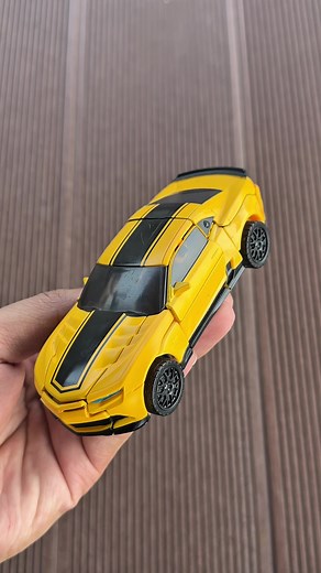 Bumblebee AOe Deluxe Class Transformer Review