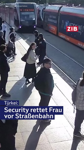 Zeit im Bild - ZIB on Instagram: "Das Jahr in Videos: 2025 war ein ereignisreiches und bewegtes Jahr. In dieser Reihe zeigen wir euch die stärksten Videos des Jahres. War abgelenkt: Ein Security hat eine Frau in Kayseri (Türkei) vor einer Straßenbahn gerettet. Sie hatte Kopfhörer an und die einfahrende Straßenbahn nicht gesehen. (NSC)"