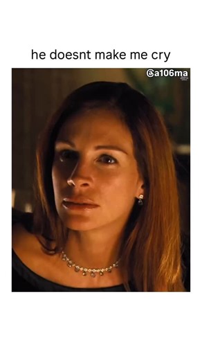 🎀🌸 on Instagram: "The script was sent to Julia Roberts with a $20 bill attached. Included was a note from George Clooney that said « I hear you’re getting 20 a picture now ». This of course is a joke referencing Julia Roberts becoming the highest paid actress at $20 million per picture. George Clooney and the other actors played pranks on Julia Roberts. Sometimes they left 5 AM wake-up calls for her when she didn’t need to be on set until noon. 🎬 : Ocean’s Eleven (2001)"