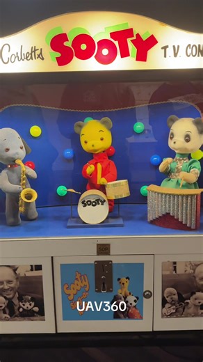 ✨ Who remembers Harry Corbett’s The Sooty Show? 🐻🐶🐼 Back when children’s TV was pure magic — with Sooty whispering “Izzy Wizzy, let’s get busy!”, Sweep causing mischief with his squeaks, and Soo trying to keep them all in line. Simple fun, plenty of laughs, and a bit of chaos we all loved. 📺 Did you grow up watching it? 👇 Drop a comment if you remember Sooty, Sweep and Soo — and tell us your favourite moment! #SootyShow #Nostalgia #ChildhoodMemories #HarryCorbett
