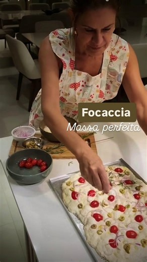 Jucyléia C. Machado/ Masterchef 10 on Instagram: "Receita aqui👇 O melhor jeito de fazer massa de #focaccia Já aproveita seguir o perfil para receber muitas receitas práticas por aqui. É muito fácil e não dá trabalho, só precisa deixar descansar no tempo certo. Os ingredientes estão todos na tela do vídeo. Espero que gostem. Se tiver dúvidas, escreva nos comentários que responderei tá ? Beijo da Jucy . . . Receita: Esponja 1 colher( sopa RASA) de açúcar 8 gr de fermento biológico ( quase um paco