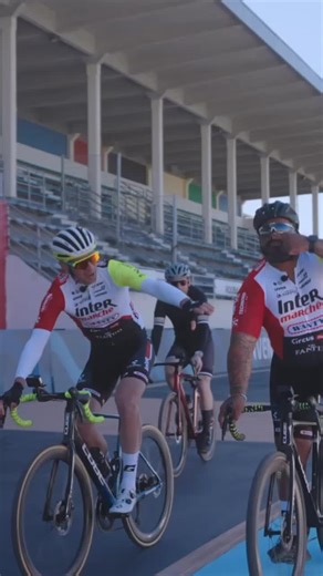 Photo finish 📸 Mathieu, Steve et Lilian ont franchi la ligne d’arrivée du vélodrome de Roubaix 🤩 #ParisRoubaix #EnferDuNord #Cyclisme #Rugby #Challenge #tousunispourlesport #sportiktok