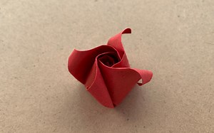 折纸大全 简单漂亮的玫瑰花骨朵，含苞未放，非常漂亮