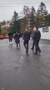 🤫 When the bride surprises her husband to be with a piper on their wedding day 🫶....... #scottishwedding #pipesanddrums #surprisegift #scotland #gretnagreen #piper #bagpipes #groom #bride | Reilly Shearer - The Personal Piper.