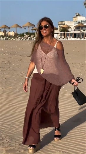 Falda Maxi Burdeos, Poncho de Red con Flecos, Vestido Maxi Camel: Cádiz de Playa a Plaza #ootd