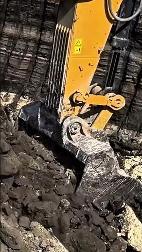 Cat 395 in Action! Clean & Fast Coal Loading 💥 #earthmoving