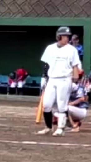 高校野球を楽しむ年下彼氏とカップル