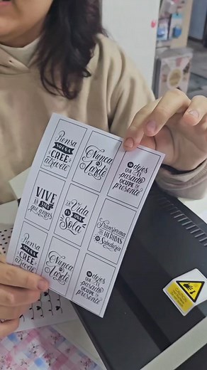 4.8K views · 33 reactions | Así de sencillo es foilear con nuestra laminadora semi industrial 珞✨❤️ Utilizando una hoja bond como carpeta de transferencia 﫡❤️ - - - - #manualidades #manualidadesfaciles #scrap #foil #foiling #laminadora #enmicadora #enmicadorafoil | Fase Market | Facebook