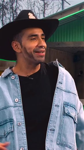 Papitos hermosos, papitos chulos, ustedes saben que aquí se rifan las mejores parodias. 🔥🤭 Los amamos… neta, los amamos. #LaResolana ❤️‍🔥 Mañana domingo, al terminar #LaGranjaVIP, solo por #AztecaUNO 📺 y 📲 laresolana.tv | La Resolana