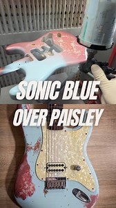 Fender Stratocaster Sonic Blue over Paisley – Aged Nitro Finish | Relic’Art Project 792 Fender Telecaster Custom – Aged Olympic White 100% Nitro Refinish & Relic | Relic’Art Project 786 This Fender Sonic Blue over Paisley – Project 792 is a one-of-a-kind piece, entirely handcrafted in the Relic’Art workshop. Beneath the aged Sonic Blue finish, the Paisley pattern subtly emerges in places, like a visual memory of the 1960s. The nitrocellulose lacquer, the wear, and the fine micro-checking were al
