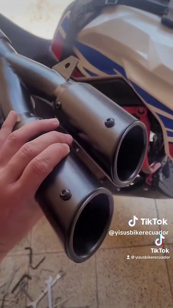 Escape Akrapovic Doble Salida en Motor 4V Monocilíndrico