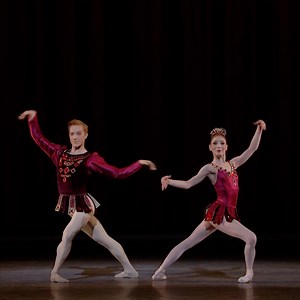 A glittering ruby red pas de deux ♦ George Balanchine’s ballet Jewels was inspired by the beauty of gem stones, using emeralds, rubies and diamonds as starting points to explore an array of musical and dance styles. Rubies – the second movement – draws on the jazz-age energy of New York, set to the music of Stravinsky. George Balanchine was born on this day in 1904. 📸 Sarah Lamb and Steven McRae perform the pas de deux from the 'Rubies' movement. | Royal Ballet And Opera