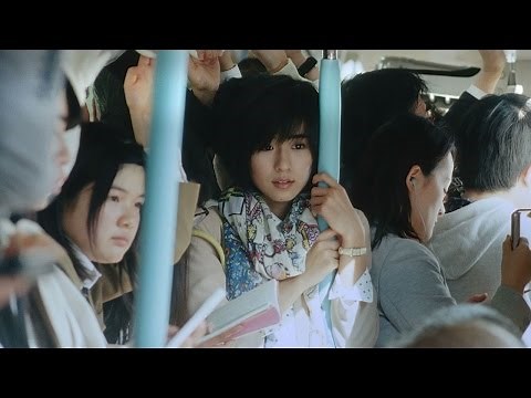 黒島結菜、満員電車で「ぎゅうぎゅう」 キュートな表情満載のCMメーキングも カゴメ「野菜生活100 Peel&Herb」新TVCMが公開