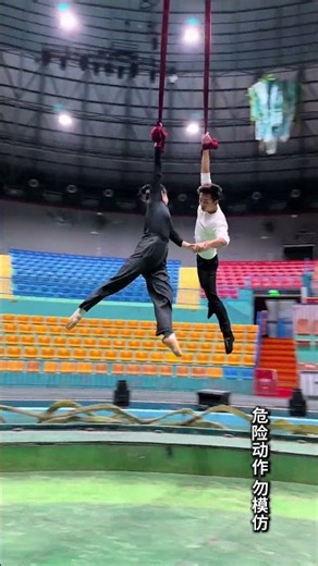 空中有舞，心中有神话。 #AirborneCircus #余家杂技