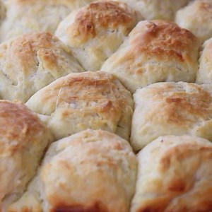 88K views · 98 reactions | Soft and pillowy these Easy No Knead Yeast Rolls will have you yelling "Pass the butter" Full recipe here: https://www.melissassouthernstylekitchen.com/easy-no-knead-yeast-rolls/ | Recipe Central | Facebook