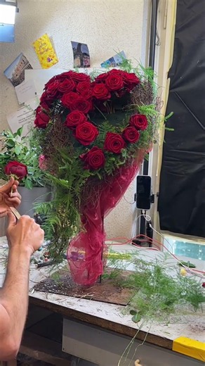 Das Herz aus Rosen 🥰 👉🏻 wie gefällt es dir? #rosen #florist #diy #herz #floral #deko #rot