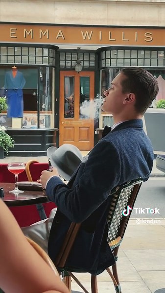 The style! 👔 A gentleman on #JermynStreet. How #London! 🤩 #thisislondon #sartorial #mensfashion #mensstyle #bespoketailoring #tailoring