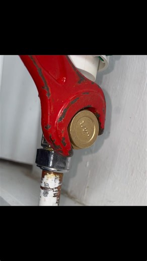 HOW TO REMOVE A RADIATOR FOR DECORATING 👨‍🔧 #plumber #working #plumbing #worklife #radiator