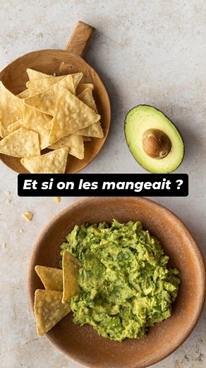 Je sais que c'est un sujet à polémique. Vos cheveux ne peuvent PAS absorber les nutriments d’un avocat écrasé ou d’un jus d’oignon ou d'ail pressé. Car leurs molécules à l’état brut n’ont réellement pas d’affinité avec le cheveu. Voici des actifs cosmétiques équivalents aux bienfaits recherchés et qui font le même job, en 10 fois plus efficace. Ce sont des actifs cliniquement/scientifiquement prouvés. 🧅OIGNON : pousse, circulation, anti-chute Remplace le jus d’oignon par : - Niacinamide (2–4%) 