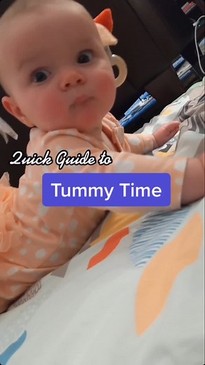 Your baby may not *love* tummy time, but it helps her develop important muscles. 💪 #tummytime #tummytimemethod #tummytimefun