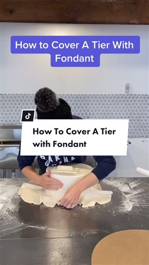Cake Design Tutorial - How to cover a tier with fondant #cake #fondant #caketutorial #cakesoftiktok #cakedecorating #cakeart #food #sugar #cakelife