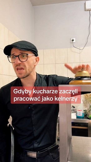 Zdrowa, rodzinna atmosfera😂🖤 oznacz kucharza który odnalazłby się jako kelner😇 #reels #praca #gastronomia #restauracja #kuchnia #kelner #szczerzykelnerzy #pracownik #śmieszne #komedia #gastro #dystans | Hans Brando