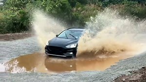 搶先來欣賞一下 Focus Active 的輕度越野實測，前驅轎車能有這般的越野能力可說是相當不錯了，一般非鋪面道路都可以輕鬆應付囉！ | Mondeo 車友會 Mondeo motor club MMC