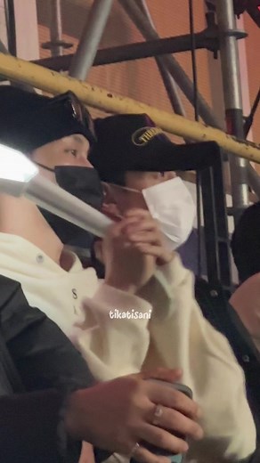 sehun lay today at chanyeol's concert😭😭😭😭😭