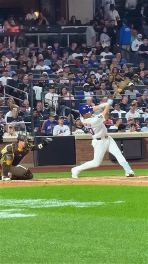 Pete Alonso 🐻‍❄️ with a MOON 🌙 shot to LF wow! #Mets #MetsNews | Met Cast