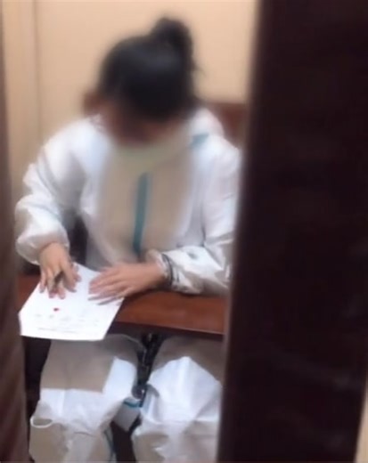 The Chinese female death row inmate is confined in solitary confinement while wearing handcuffs and ankle restraints. 中国女死囚戴手铐脚镣被关押在禁闭室#女囚 #femaleprison #handcuffs #shackles #死囚