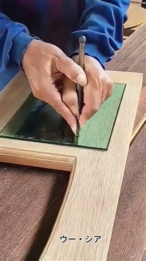 ダイヤモンドドリルを使ってガラスに傷をつける工程