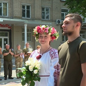 Two Ukrainian couples who met just months earlier while serving in the army tied the knot together in a ceremony held about 40 kilometers from the eastern front. They were set to return to serve in the war zone on the same day. | DW News