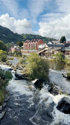 Ein Ort, der alles hat – außer Langeweile! 📍 Llangollen ist ein echtes Allround-Talent: historische Brücken und Häuser, Abenteuer und historische Zugfahrten – und drumherum eine Landschaft, die zum Träumen einlädt. 🛍️☕🚂 Mehr Ausflugstipps hier 👉🏼 https://tinyurl.com/5azetm7t | Wales Entdecken