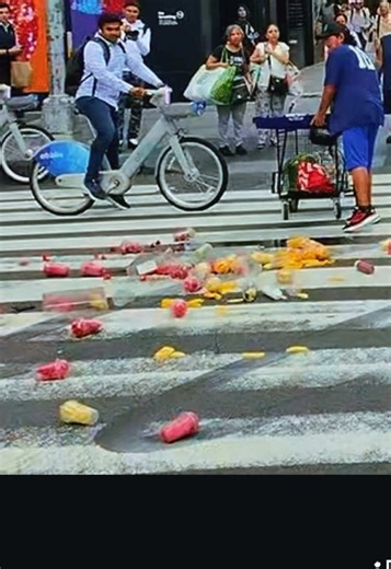 Walking through Times Square when I witnessed something that reminded me there’s still plenty of kindness in the world. 🍎❤️ A fruit vendor accidentally dropped his fruit right in the middle of the street, and before he could even react, people stopped what they were doing to help him pick everything up. I started clapping for the strangers who stepped in, and soon everyone around joined in. It was one of those genuine moments that restores your faith in people. Sometimes the smallest acts of ki