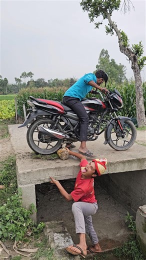 The man put a banana tree on the bike's wheel.