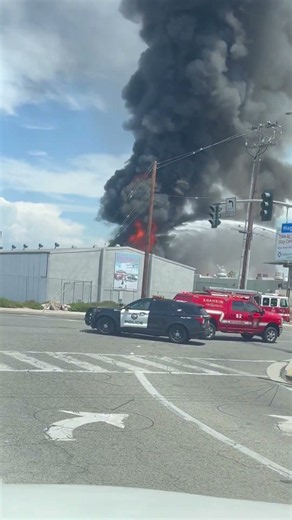 🚨 MASSIVE FIRE NEAR FULLERTON AIRPORT 🔥 Thick black smoke filling the sky. Crews are on scene.