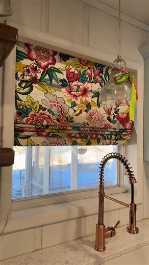 Rachel on Instagram: "DIY Roman Shade Tutorial 🧵🪡- you could easily use hem tape if sewing isn’t your vibe. I also didn’t line this, which would have been another piece of fabric on the back side of the blinds. All in all, it’s an easy process and it’s the perfect pop of color for the kitchen! #diy #romanshades #homedecor #sewing"