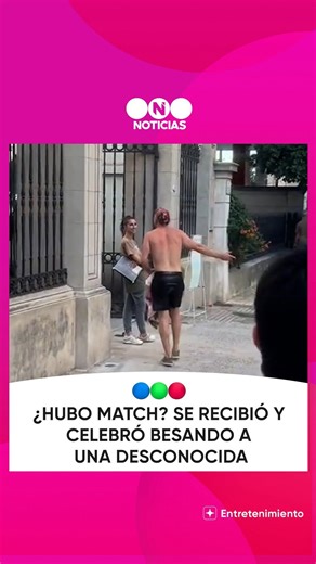 Telefe Rosario on Instagram: "¿HUBO MATCH? 🤔💘 Se recibió, salió a festejar con amigos y terminó celebrando besando a una desconocida 🎉💋 El joven celebraba su título cuando se animó a pedirle un piquito a una chica que pasaba por el lugar. Ella aceptó y el festejo no tardó en volverse viral, alentado por “los pibes”, que no hicieron más que subir la apuesta 🙌😄 Minutos después, regresaron coreando “mi amigo quiere el Insta…” 📱😂. El recién graduado volvió con respuesta positiva y ahora la g