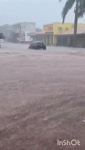 Um temporal na tarde desta sexta-feira (13), causou medo, destruição e alamentos em Amambai. Várias ruas ficaram cobertas de água e lama. A Prefeitura e a Defesa Civil estão fazendo levantamento dos estragos e abrigando os desabrigados. | Ponta Porã News