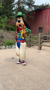 1.9K views · 49 reactions | Goofy isn’t just a conductor at Disneyland Paris, he is also a cowboy! We met him behind the Cowboy Cookout restaurant today. Check out those awesome gloves! #disneylandparis #dlp #dlrp #goofy #dingo #disneycharacters | Mousesteps | Facebook