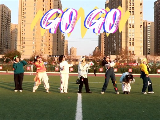 色彩搭配拿捏！BTS—GO GO校园路演/惊喜红心版